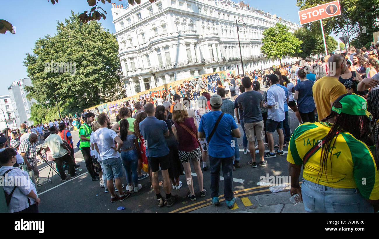 Carnevale di Notting Hill 2019 continua a lunedì festivo, con oltre un milione di festaioli di colpire le strade di West London, tra i galleggianti, masqueraders, nastri di acciaio, e sistemi audio. Foto Stock