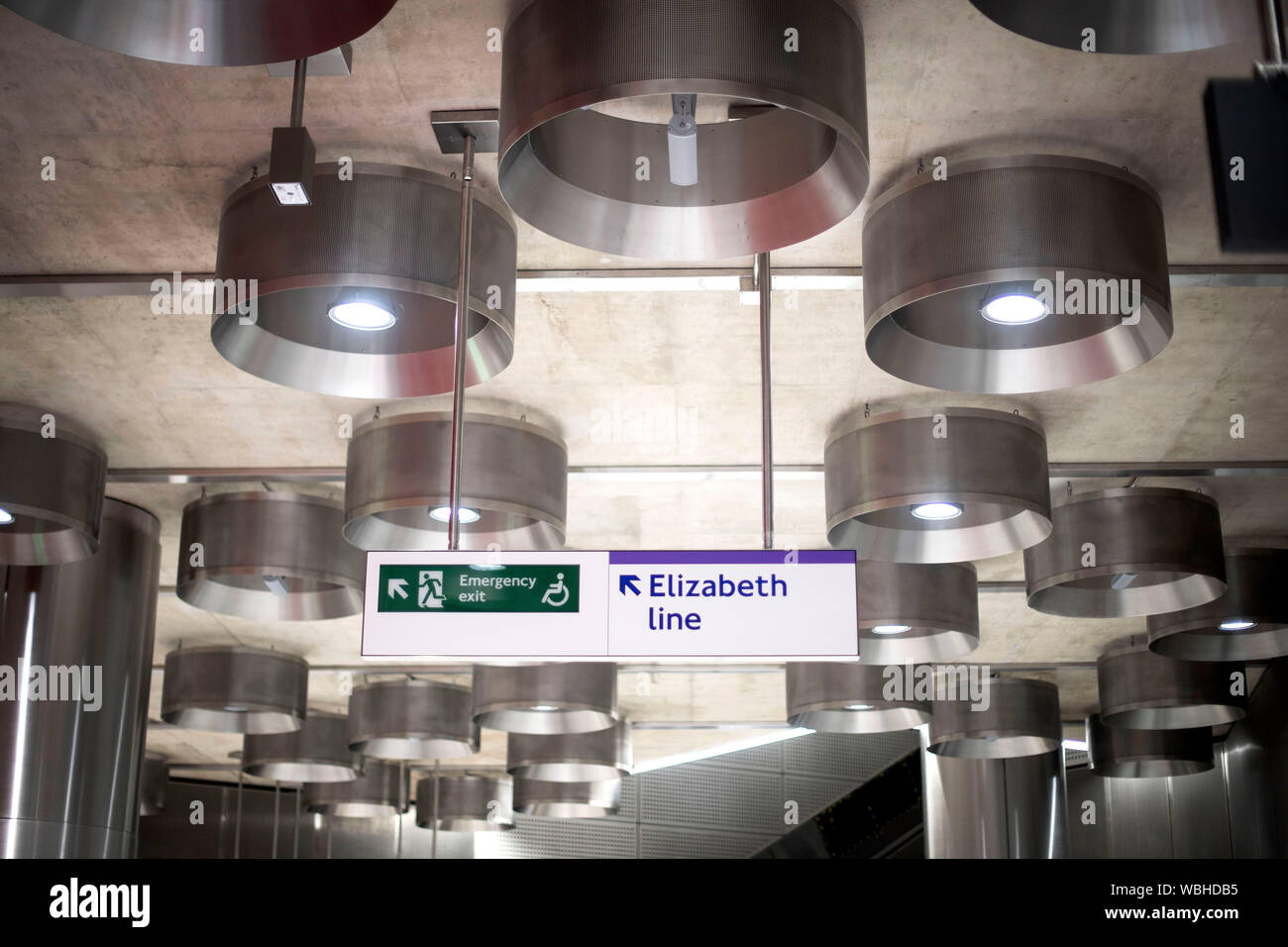 Una scheda di informazioni per la nuova linea di Elisabetta alla stazione di Tottenham Court Road a Londra come gli ultimi sviluppi del progetto Crossrail continuano a progredire. Foto Stock