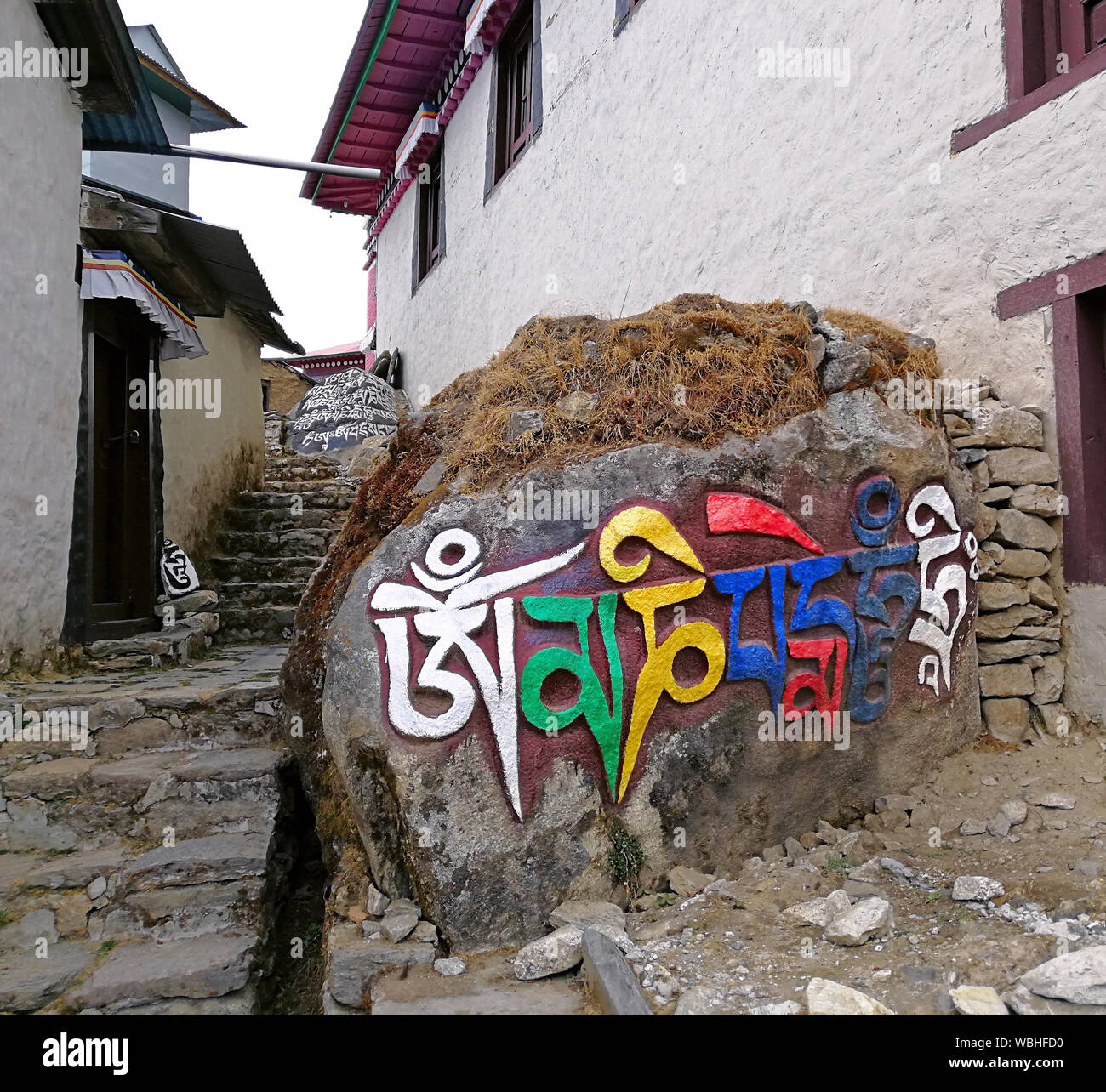 Buddista antica Mani di pietra con inciso il mantra sacro " OM MANI PADME HUM' nel monastero di Tengboche; trekking al campo base Everest, nazionale di Sagarmatha par Foto Stock