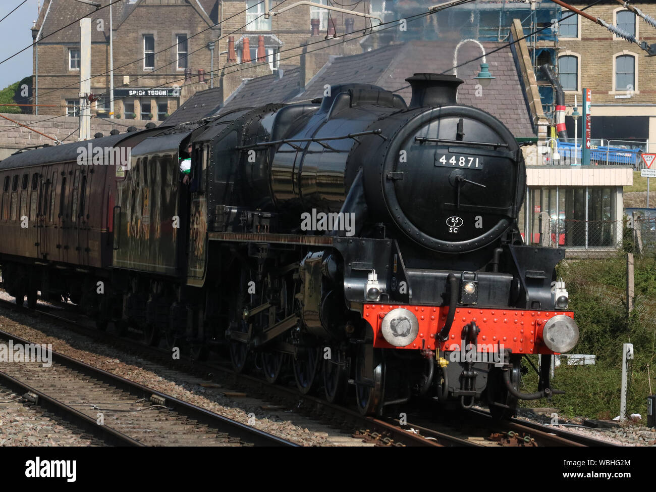 Nero Stanier cinque conserve di locomotiva a vapore 44871 passando attraverso Carnforth sulla linea principale della costa occidentale il 26 agosto 2019. Foto Stock Nero Stanier cinque conserve di locomotiva a vapore 44871 passando attraverso Carnforth sulla linea principale della costa occidentale il 26 agosto 2019. Foto Stock