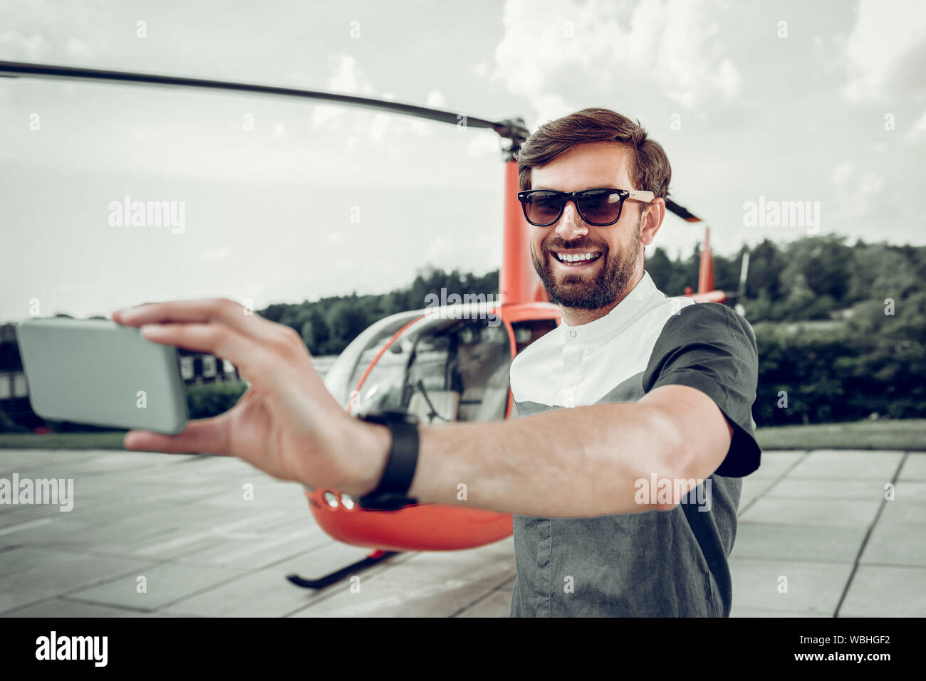 Bella la trasmissione via IR imprenditore rendendo selfie vicino elicottero  privato Foto stock - Alamy