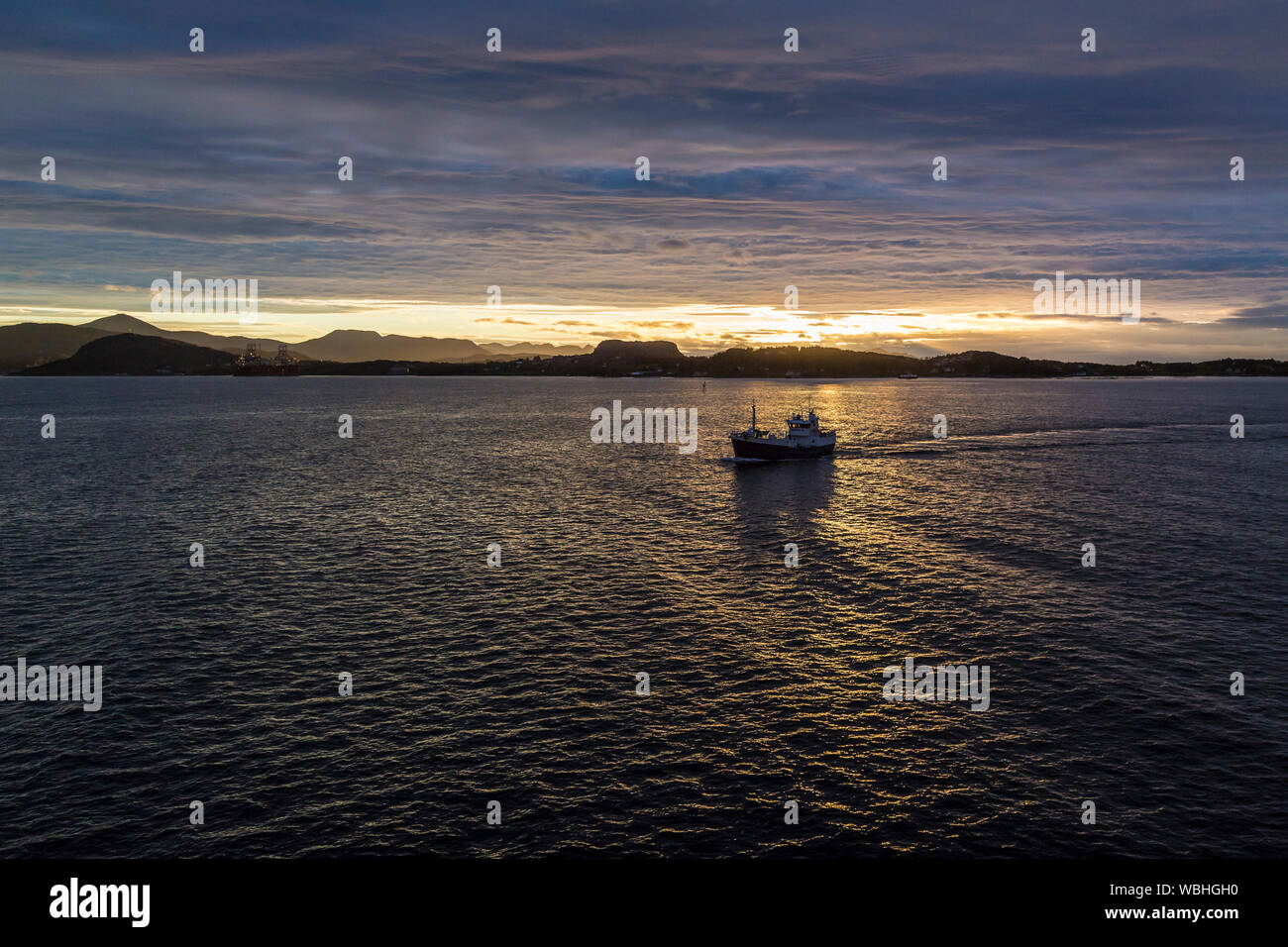 Tramonto sul mare di Norvegia nei pressi di Kristiansund Foto Stock