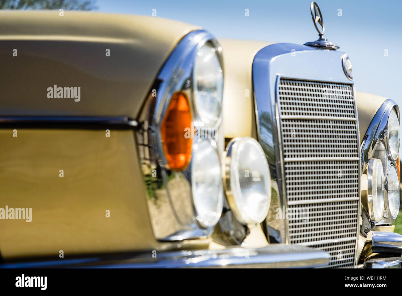 Mercedes classe e se berlina: Luci anteriori e griglia del radiatore Foto Stock