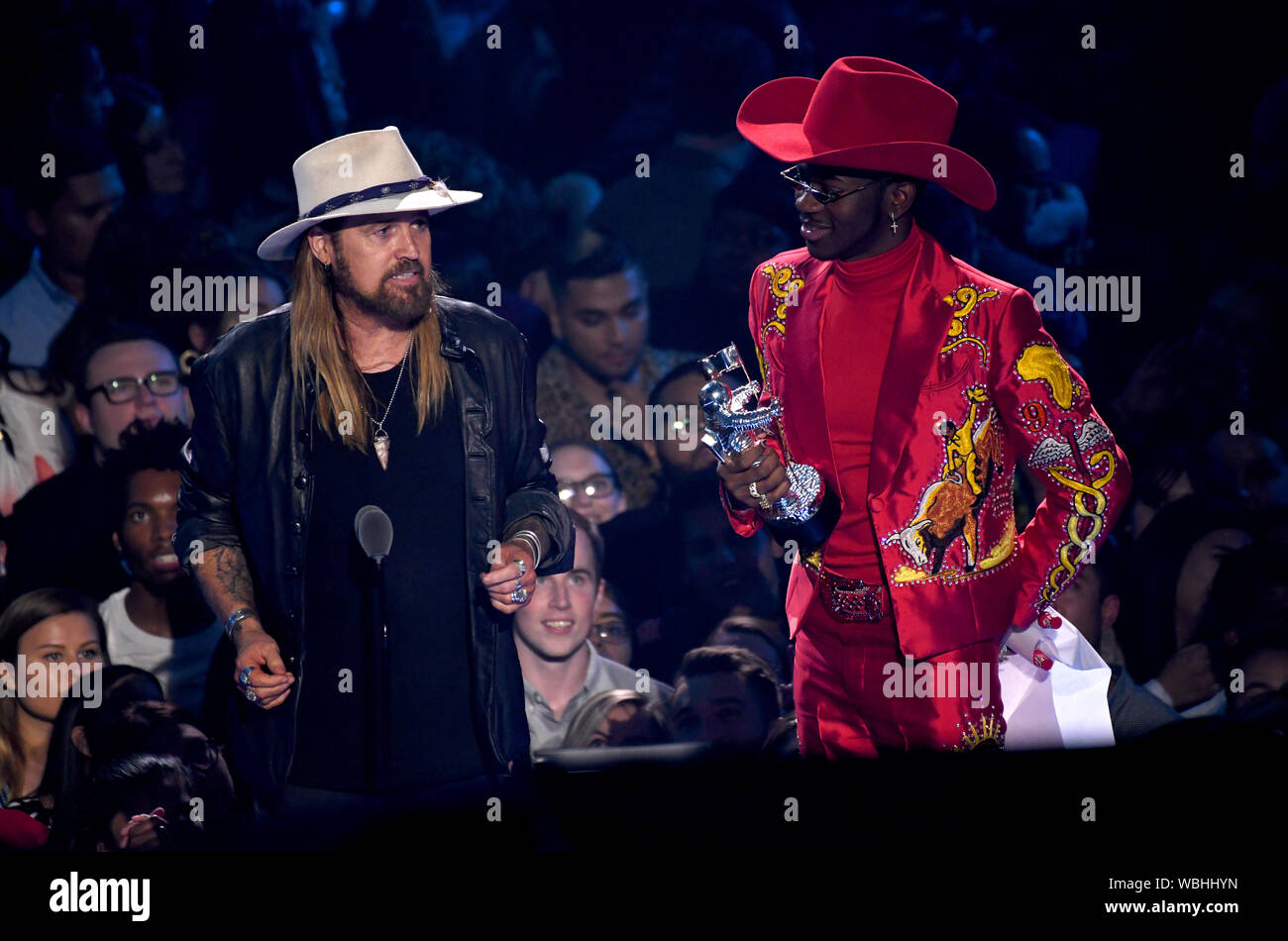 Lil Nas X e Billy Ray Cyrus raccogliendo il premio per la canzone dell'anno sul palco del MTV Video Music Awards 2019 tenutosi presso il Prudential Center di Newark, New Jersey. Foto Stock