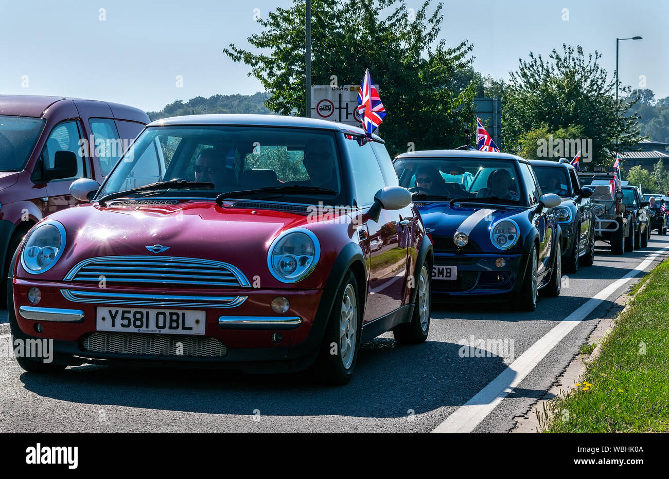 Il Mini Cavalcata di 60 vetture, Celebrando 60 anni di fabbricazione del Mini in tutte le sue varie forme come hanno viaggiato intorno a Oxford Foto Stock