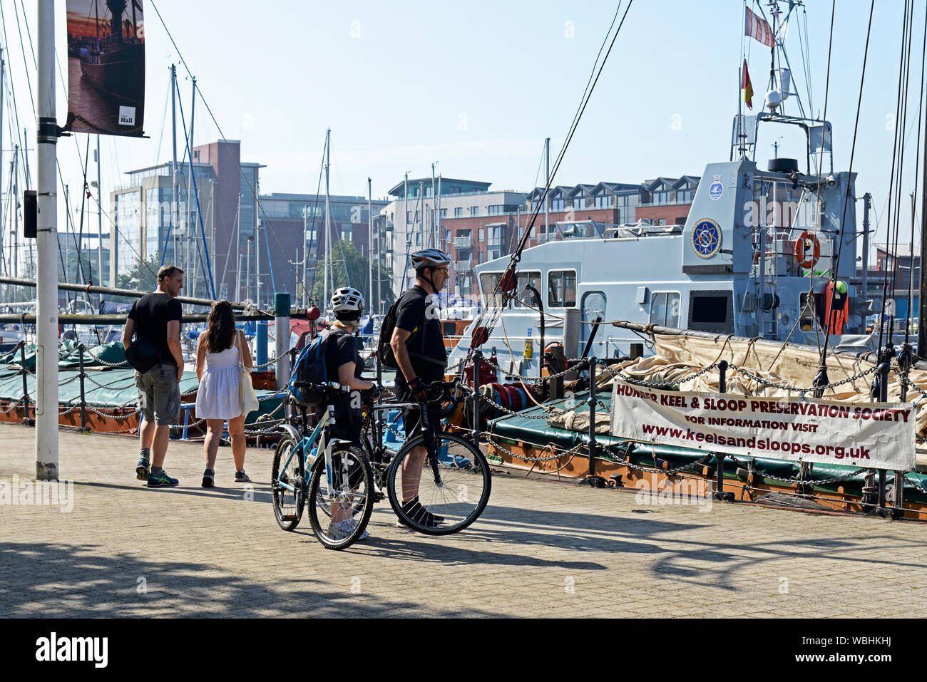 I visitatori in banchina, Hull Marina, Hull, East Yorkshire, Inghilterra, Regno Unito Foto Stock