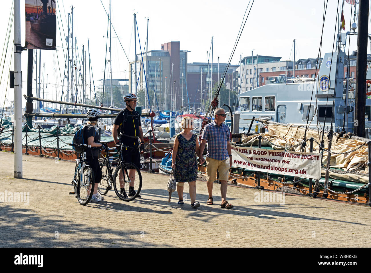 I visitatori in banchina, Hull Marina, Hull, East Yorkshire, Inghilterra, Regno Unito Foto Stock