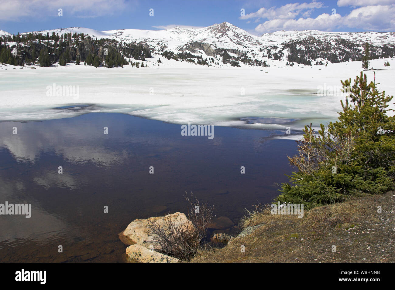 Lago ghiacciato accanto al percorso 212 Beartooth tutti American Road Wyoming USA Foto Stock