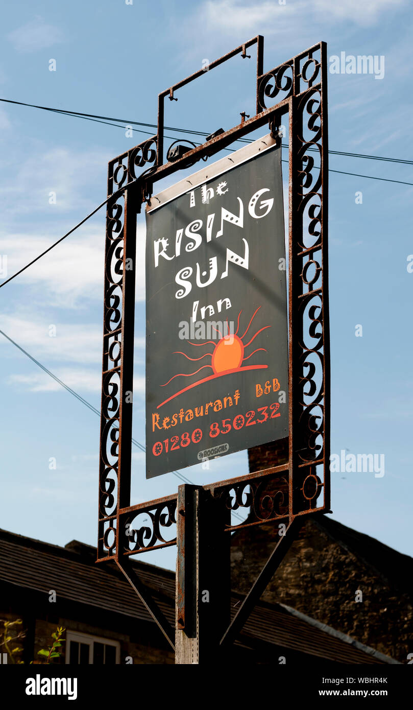 Il Rising Sun Inn segno, Whitfield, Northamptonshire, England, Regno Unito Foto Stock
