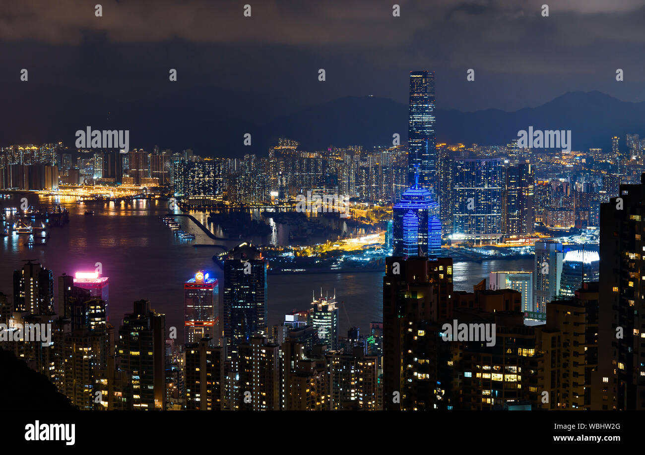 Hong Kong skyline notturno illuminato paesaggio urbano moderno vista dal Victoria Peak Foto Stock