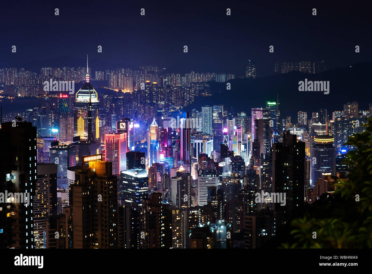 Hong Kong - Agosto 8, 2018: Hong Kong skyline notturno illuminato paesaggio urbano moderno vista dal Victoria Peak Foto Stock
