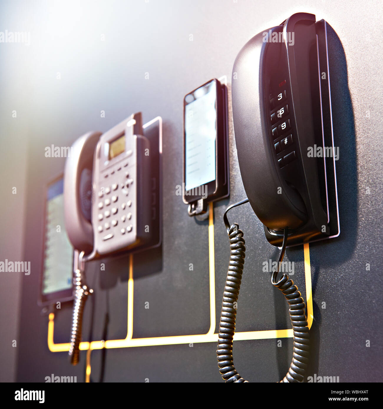 Ufficio e telefoni moderni smartphone e tablet sul web Foto Stock