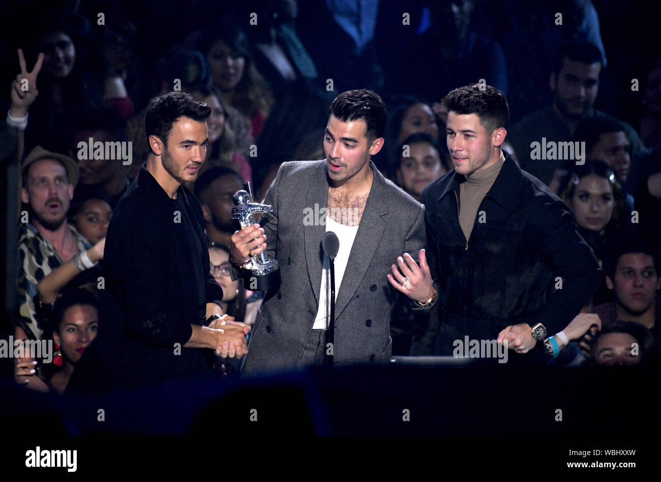 Kevin Jonas (sinistra), Joe Jonas e Nick Jonas dei Jonas Brothers raccogliere i loro award per il miglior video pop sul palco del MTV Video Music Awards 2019 tenutosi presso il Prudential Center di Newark, New Jersey. Foto Stock