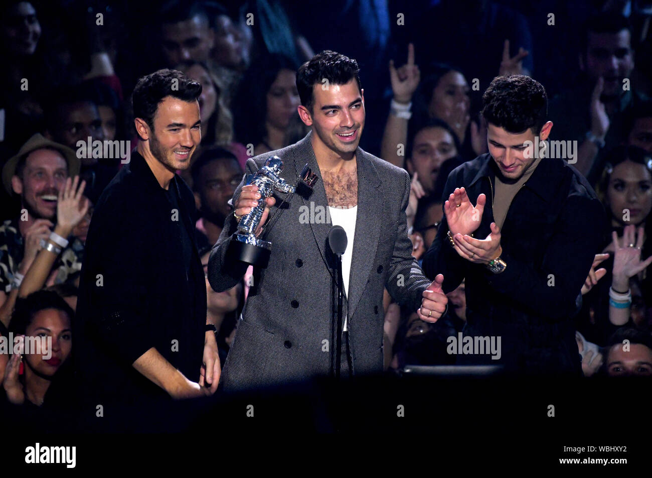 Kevin Jonas (sinistra), Joe Jonas e Nick Jonas dei Jonas Brothers raccogliere i loro award per il miglior video pop sul palco del MTV Video Music Awards 2019 tenutosi presso il Prudential Center di Newark, New Jersey. Foto Stock
