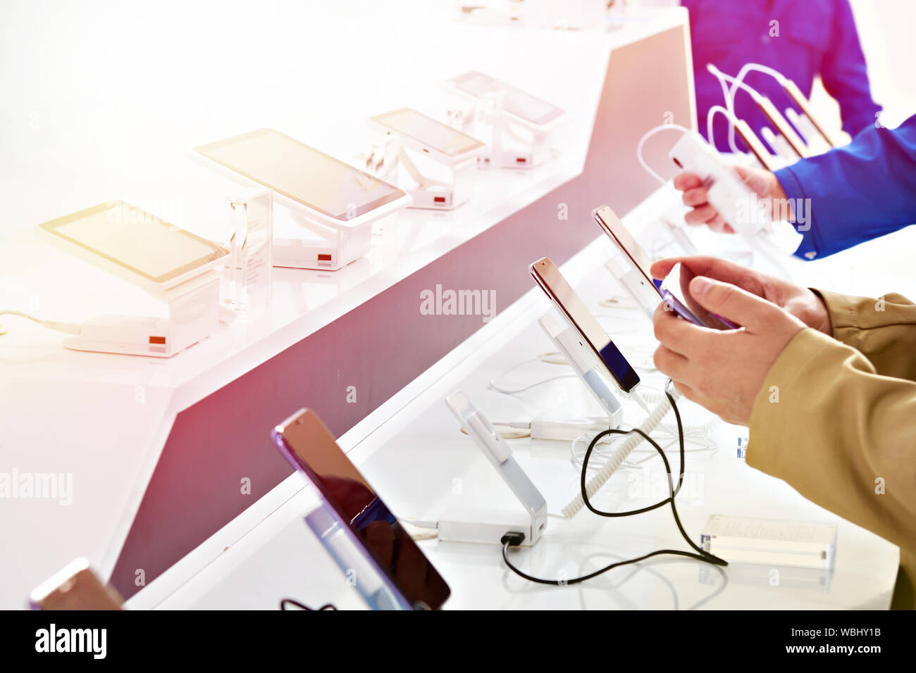 Acquirente mani con mobile smartphone in un negozio di elettronica Foto Stock