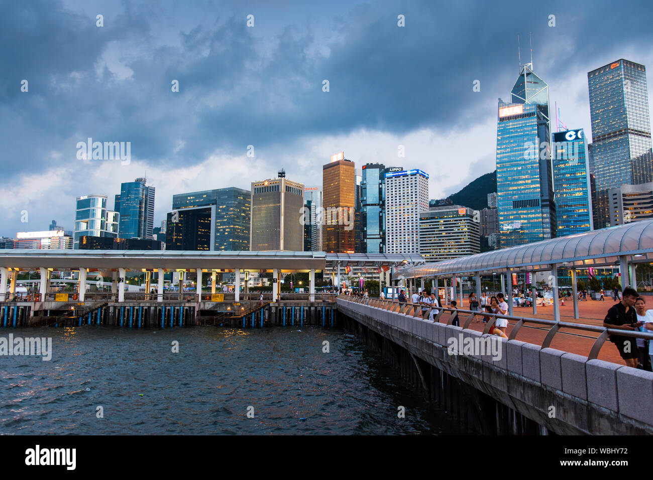 Hong Kong - Agosto 8, 2018: Isola di Hong Kong con il moderno centro citta' vista dal porto centrale di blue ora Foto Stock
