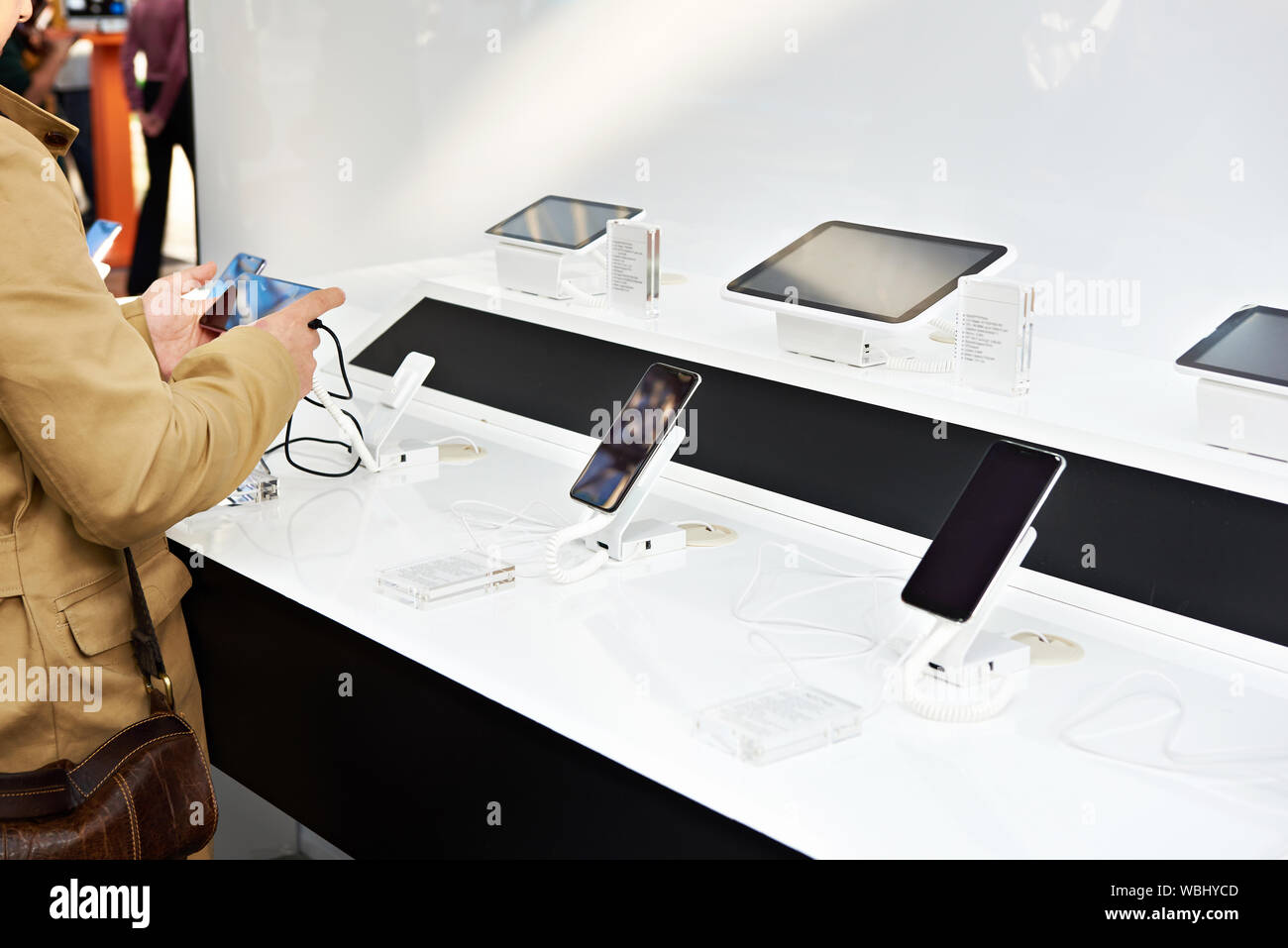 Acquirente mani con mobile smartphone in un negozio di elettronica Foto Stock