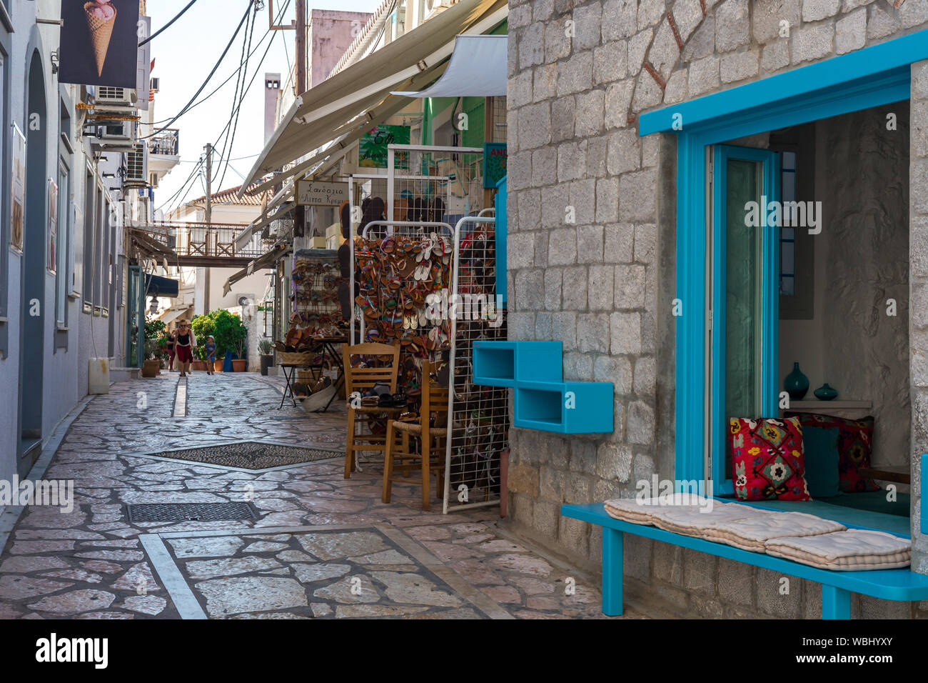 Camminando su traditioanal strade greche, Spetses golfo Saronico, Grecia Foto Stock