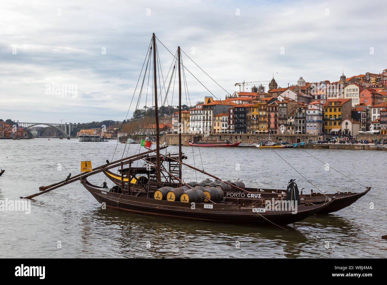 Il vino di Porto barche sul fiume Douro con Dom Luis I Bridge e la città vecchia di sfondo, a Ribeira, Porto, Portogallo Foto Stock