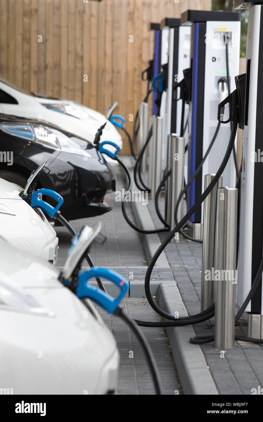 Il veicolo elettrico taxi carica presso il Princes Street la ricarica elettrica ferroviaria, uno dei tre di tali stazioni in città, in Scozia, il 14 agosto 2019. Foto Stock