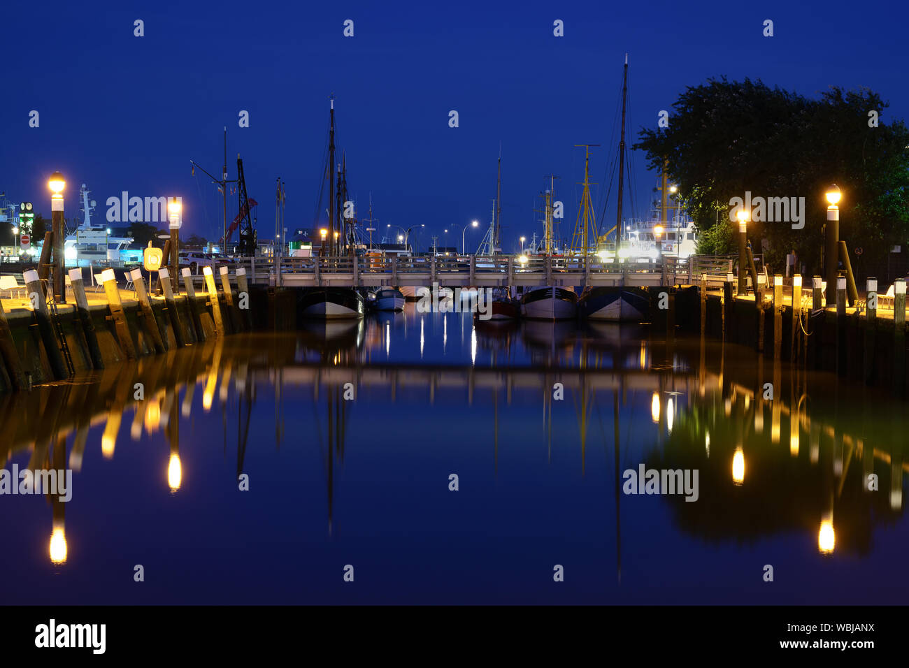 Il porto della città marina in Buesum, un tedesco località balneare e meta turistica sul mare del Nord, blu ora night shot con molte luci e spazio di copia Foto Stock