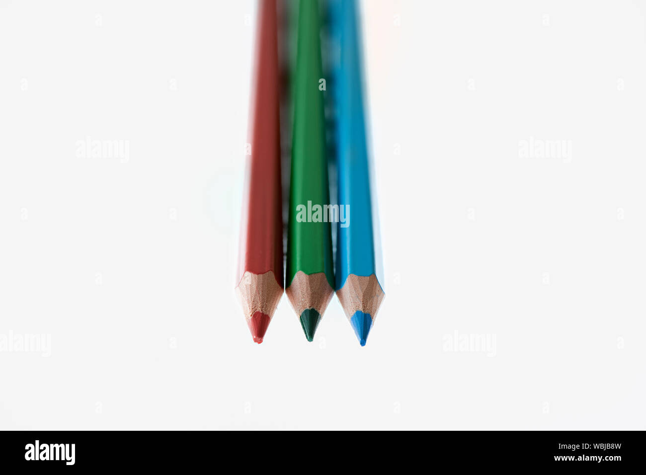 Il rosso, il verde e il blu di matite colorate contro uno sfondo bianco  Foto stock - Alamy
