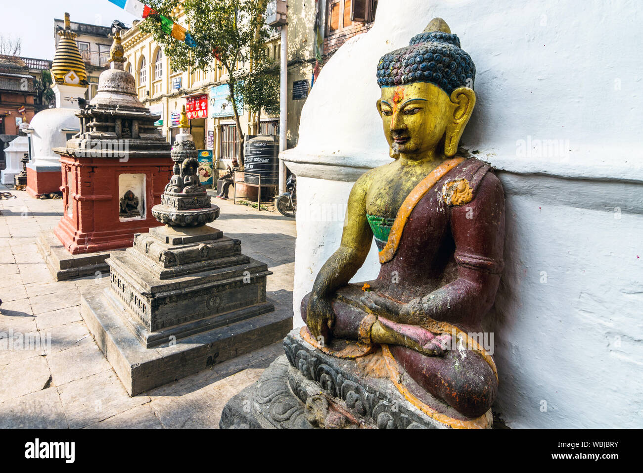 Statua di Buddha e santuari nel cortile del Kathesimbhu stupa, Kathmandu, Nepal Foto Stock