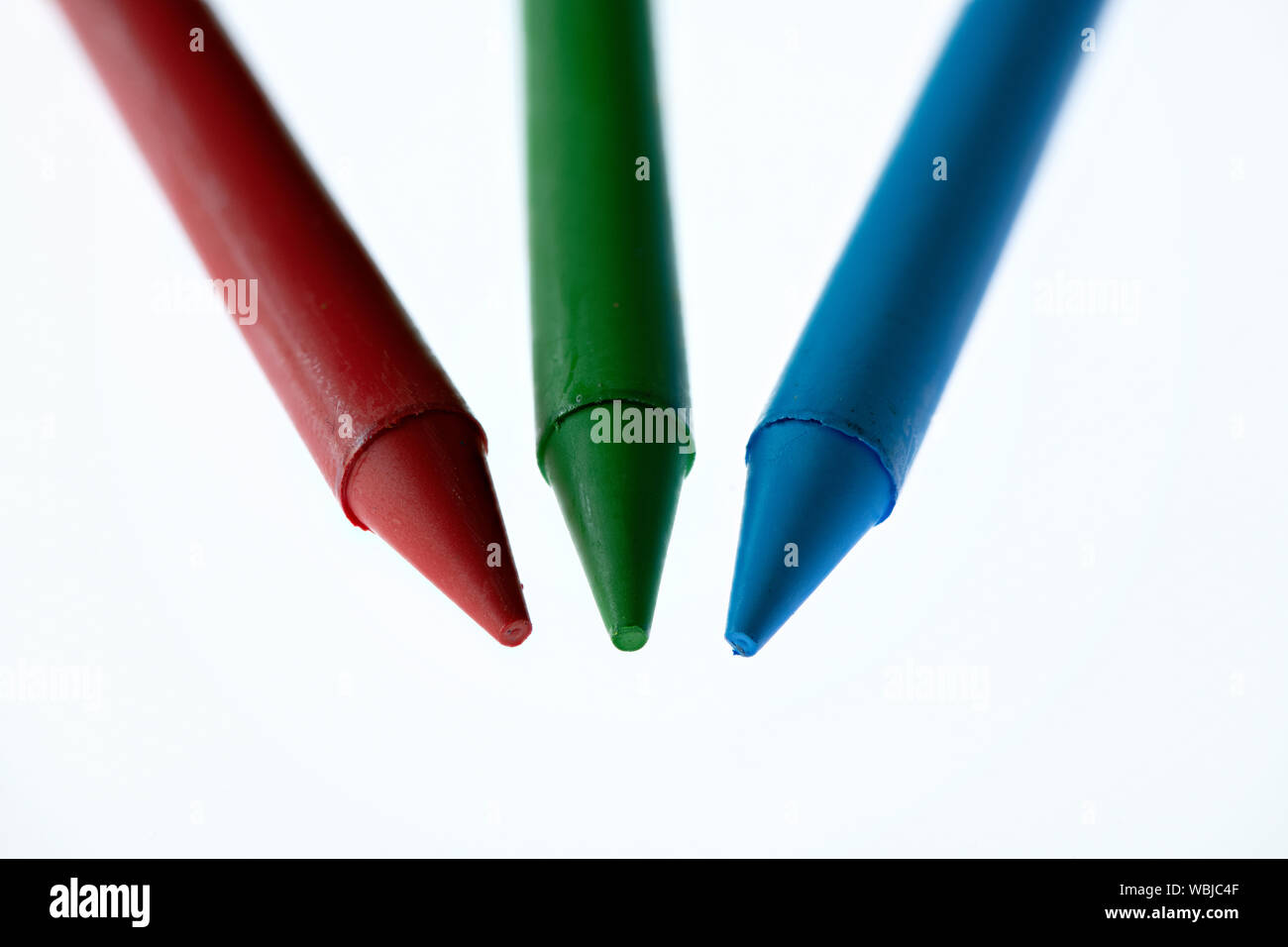 Rosso, Verde e Blu Le Matite in cera contro uno sfondo bianco Foto Stock