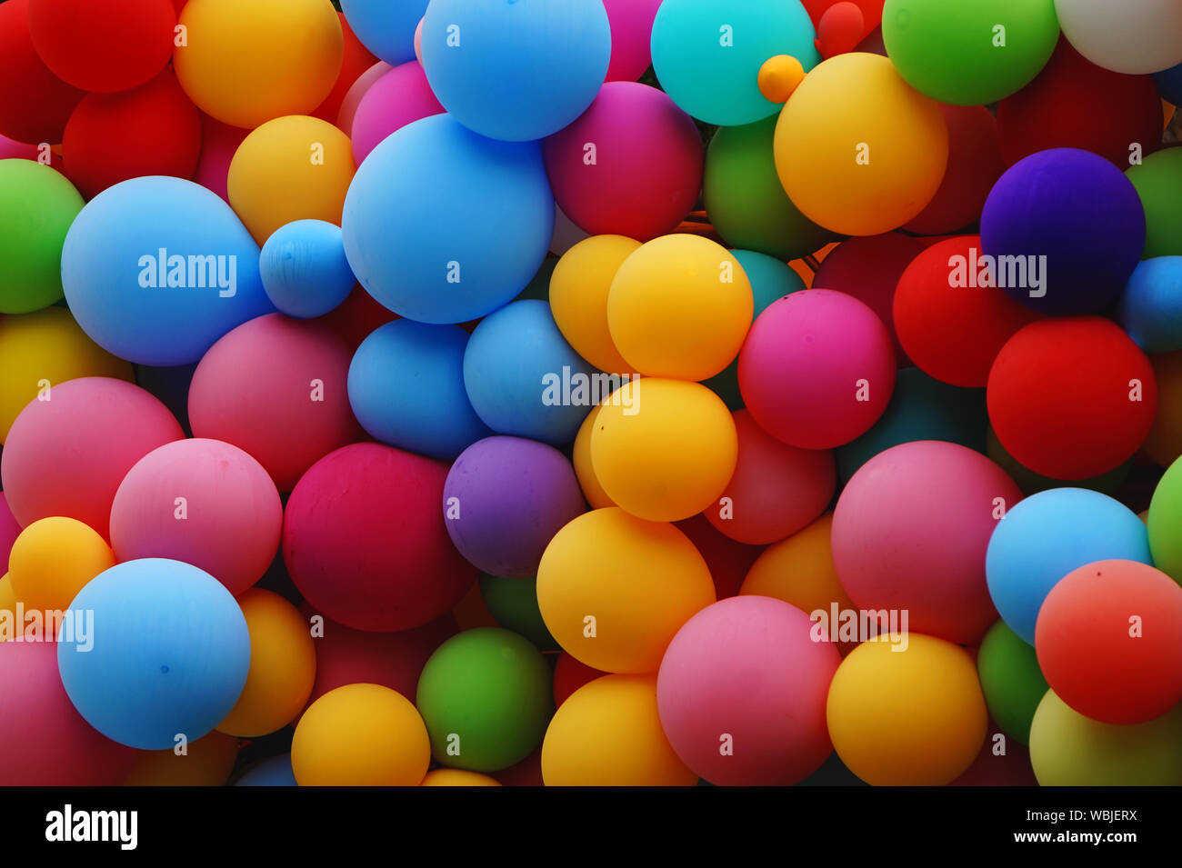 Palloncini luminosi di diverse dimensioni e colori Foto stock - Alamy