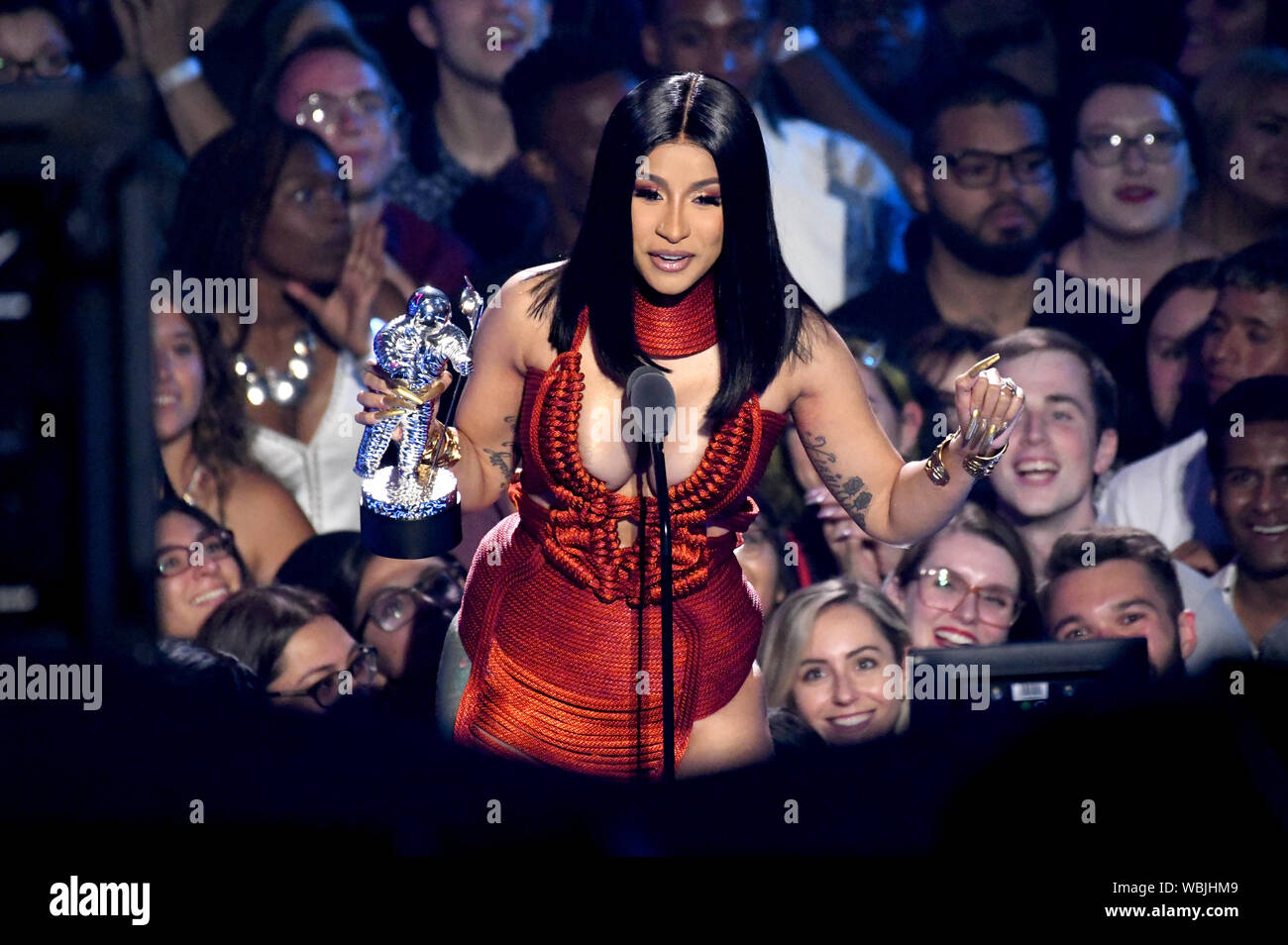 Cardi B raccoglie il suo premio per il miglior Hip Hop Video sul palco del MTV Video Music Awards 2019 tenutosi presso il Prudential Center di Newark, New Jersey. Foto Stock
