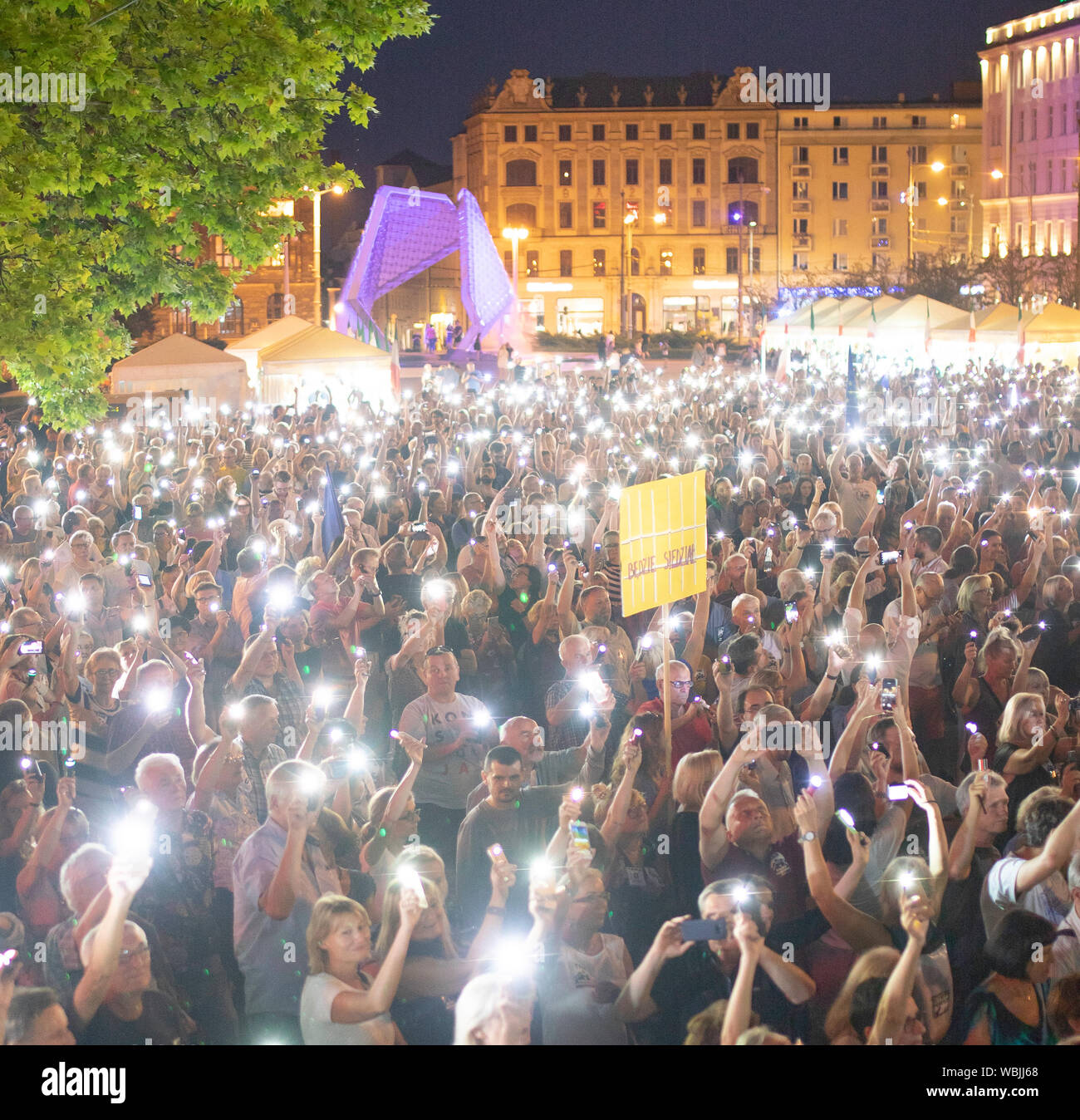 Poznan / Polonia - 08.26.2019: dimostrazione sulla Piazza della Liberta'. Supporto per la magistratura libera, folla offuscata dal movimento. (Swiatelko do nieba) Foto Stock