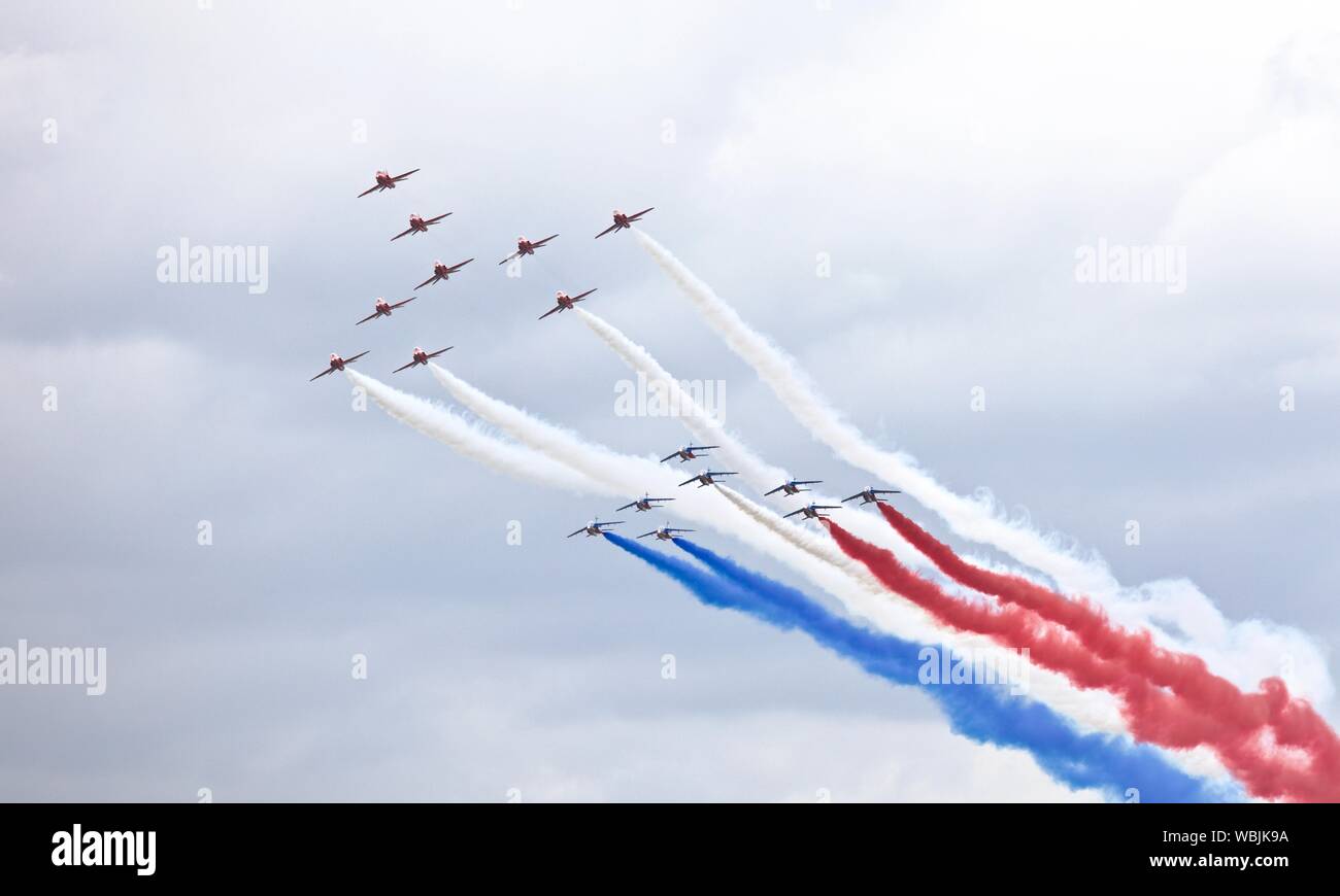 Le frecce rosse e la Patrouille de France volare in formazione Concorde per celebrare il cinquantesimo anniversario del suo primo volo inaugurale al 2019 RIAT Foto Stock