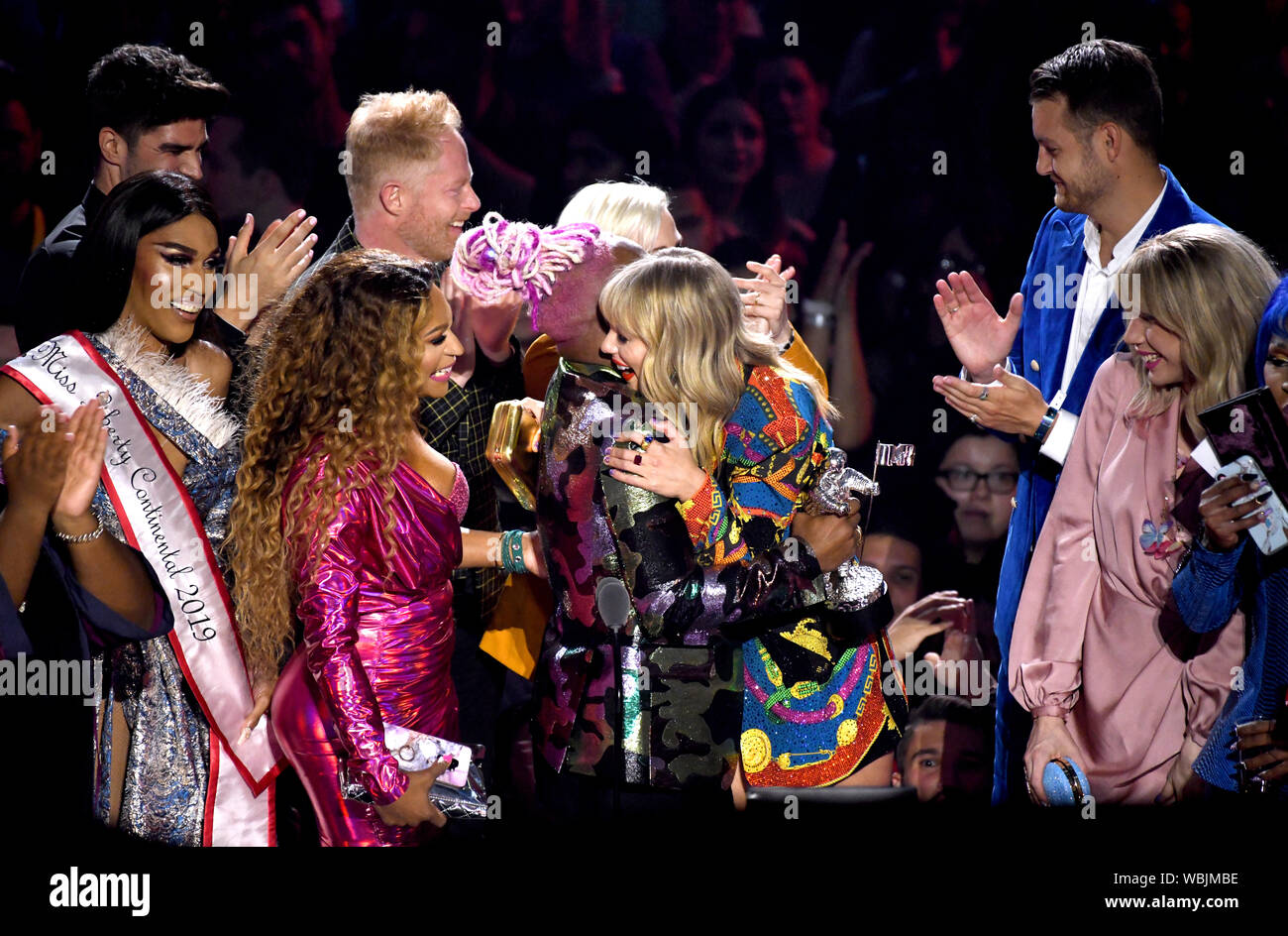 Taylor Swift e Todrick Hall raccogliere il premio per il video per una buona sul palco del MTV Video Music Awards 2019 tenutosi presso il Prudential Center di Newark, New Jersey. Foto Stock