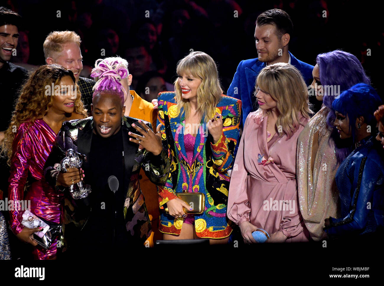 Taylor Swift e Todrick Hall raccogliere il premio per il video per una buona sul palco del MTV Video Music Awards 2019 tenutosi presso il Prudential Center di Newark, New Jersey. Foto Stock