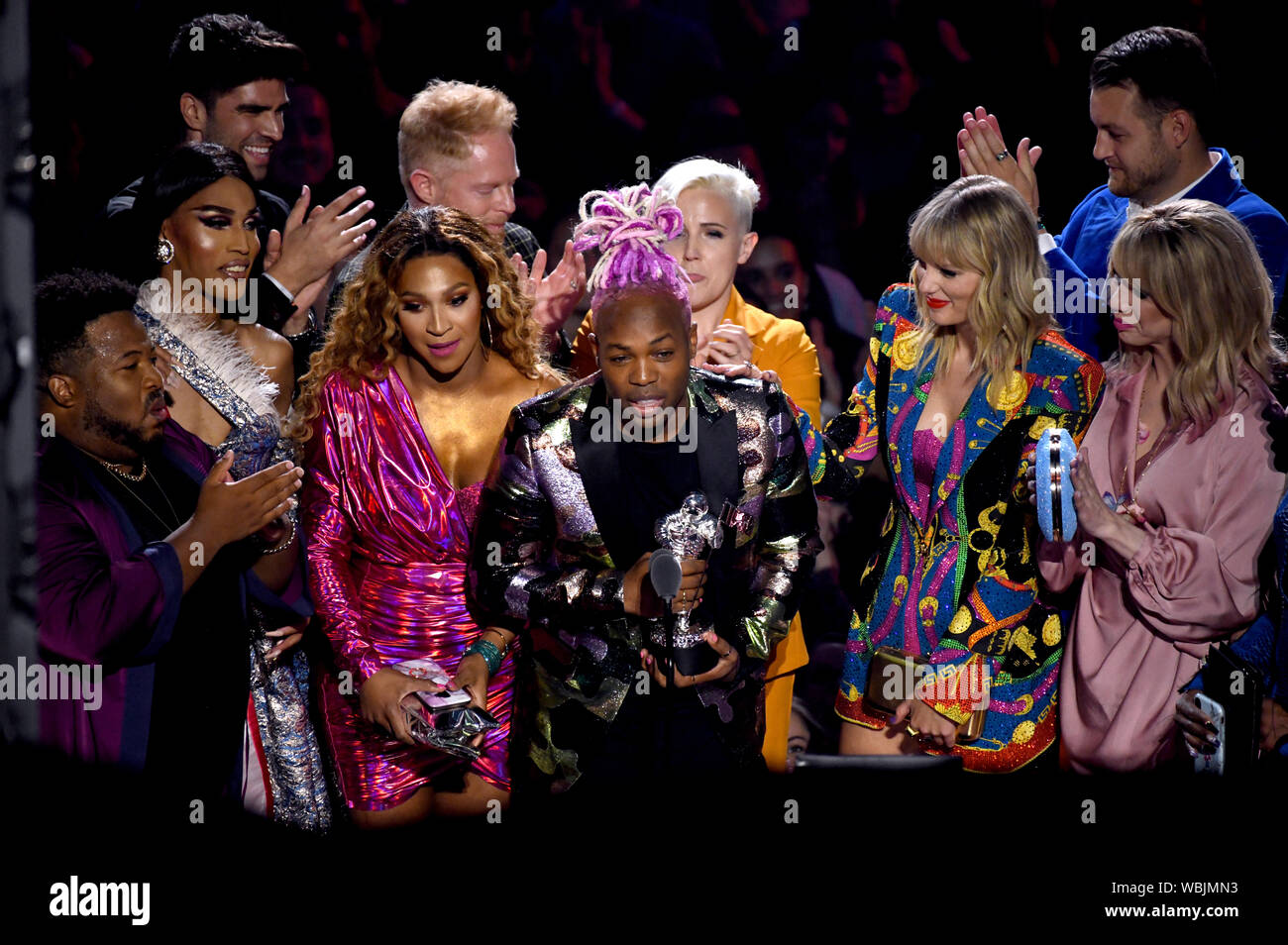 Taylor Swift e Todrick Hall raccogliere il premio per il video per una buona sul palco del MTV Video Music Awards 2019 tenutosi presso il Prudential Center di Newark, New Jersey. Foto Stock