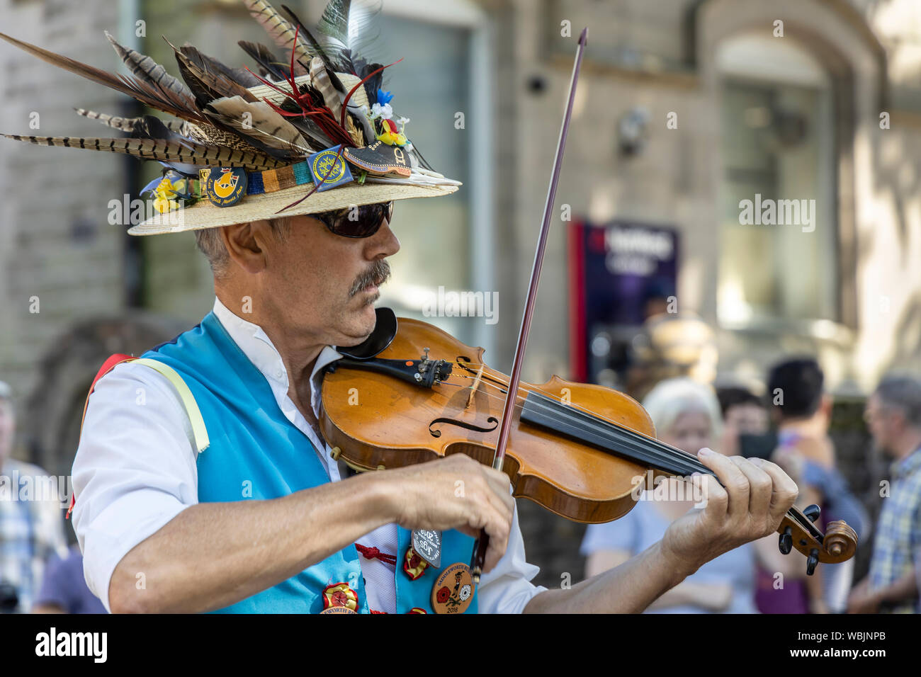 Musicista suonare il violino a Saddleworth Rushcart festival nel villaggio di Uppermill, Inghilterra. Foto Stock
