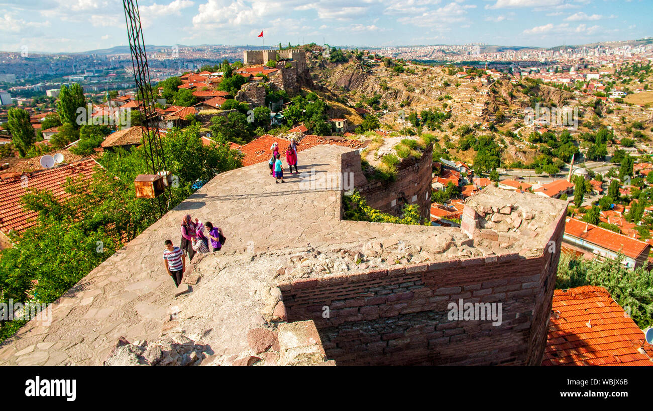 Vista panoramica del castello di Ankara (Kalesi). Vista della capitale della Turchia. I turisti sulle pareti della Manor Foto Stock