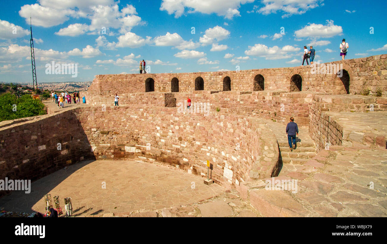 Vista panoramica del castello di Ankara (Kalesi). Vista della capitale della Turchia. I turisti sulle pareti della Manor Foto Stock