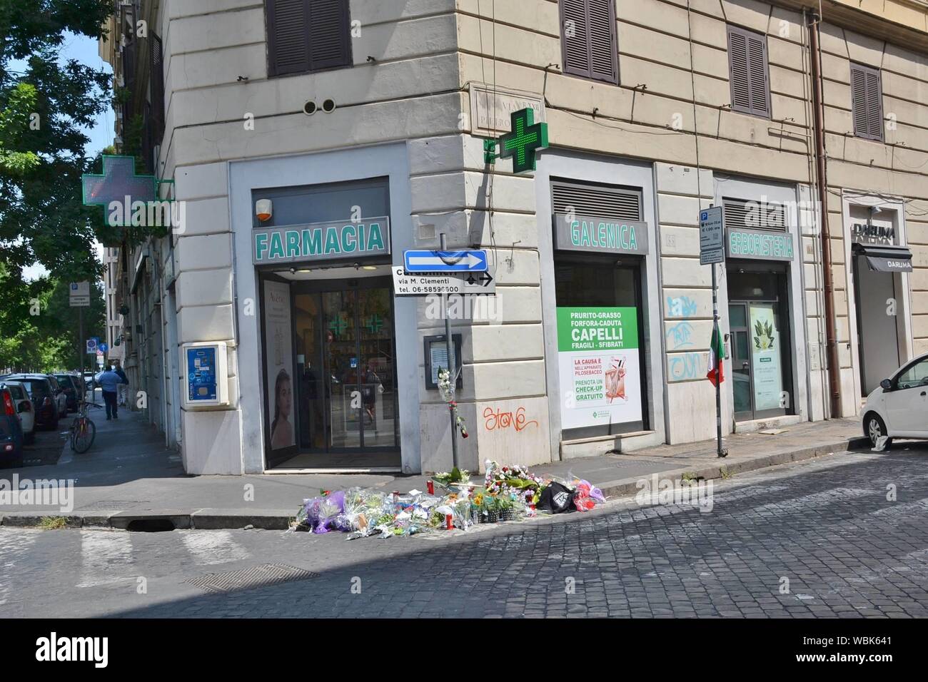 Omaggi floreali presso la stazione dei Carabinieri in Piazza Farnese, Roma, in onore di Mario Cerciello Rega, gli Stati dell'Italia Carabinieri pugnalato a morte mentre il dazio sulla via Pietro Cossa, nella zona Prati di Roma, Italia. La sicurezza italiano ufficiale è stato pugnalato come egli si è fermato due persone per sospetto di furto. I due poi fuggito la scena e sono attualmente richiesti dalle autorità italiane. Dotato di: atmosfera dove: Roma, Lazio, Italia Quando: 27 lug 2019 Credit: IPA/WENN.com * * disponibile solo per la pubblicazione in UK, USA, Germania, Austria, Svizzera** Foto Stock