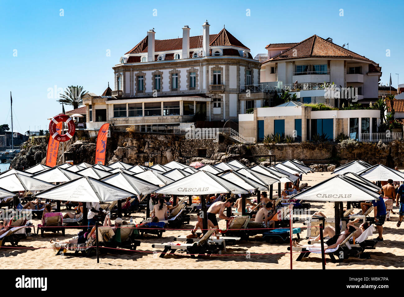 Ombrelloni e sdraio sulla spiaggia di Cascais, Portogallo. Foto Stock