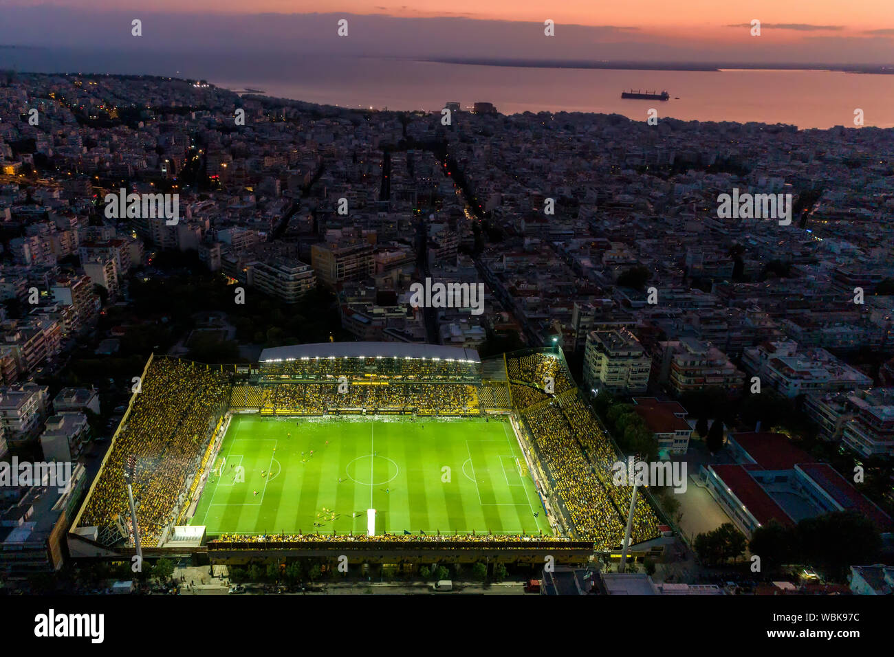 Salonicco, Grecia, 25 agosto 2019: Antenna colpo di Kleanedhis Vikelidis Stadium pieno di tifosi durante una partita di calcio UEFA Europa League betw Foto Stock