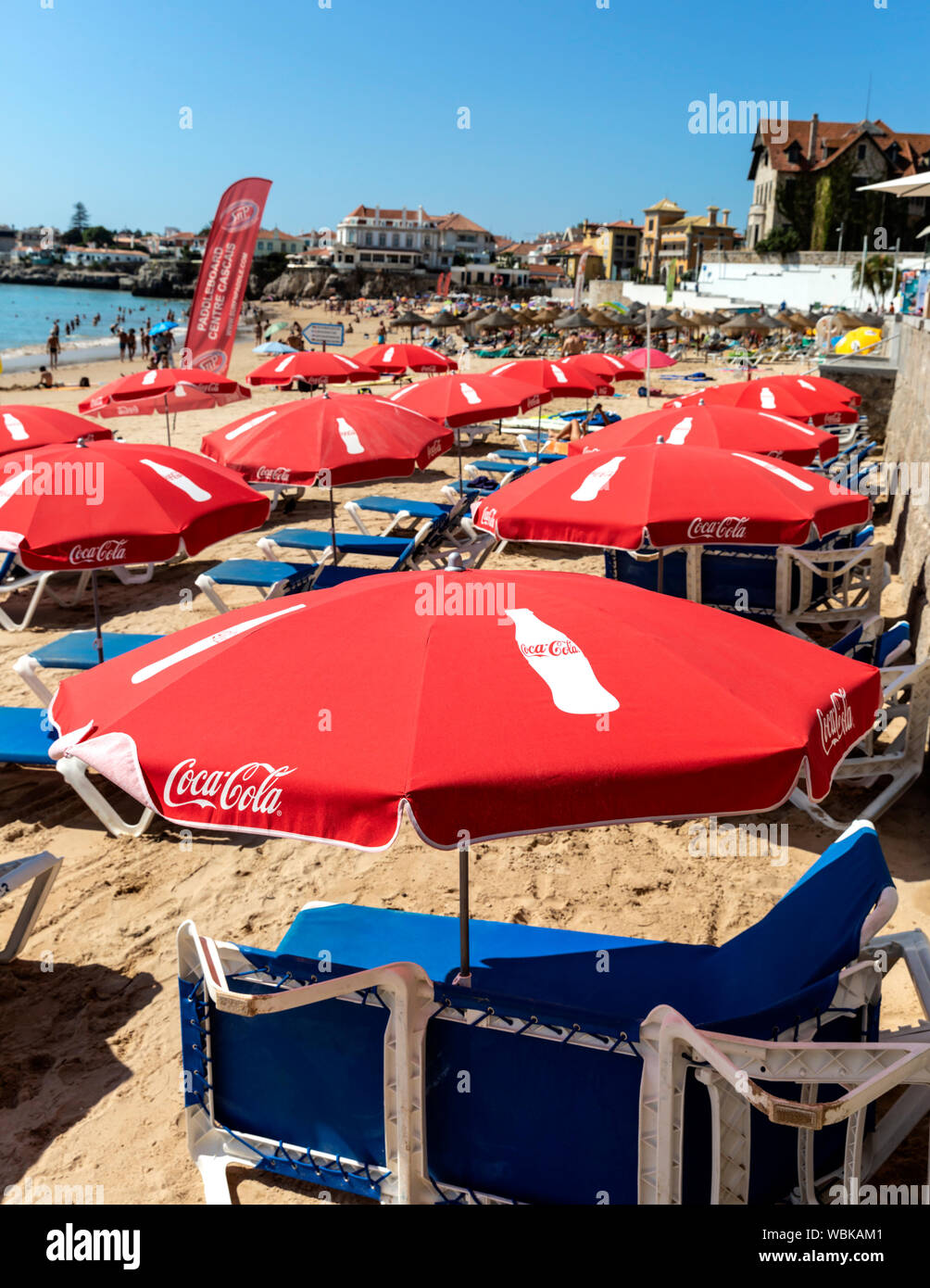 Coca Cola branded ombrelloni e sdraio sulla spiaggia di Cascais, Portogallo. Foto Stock