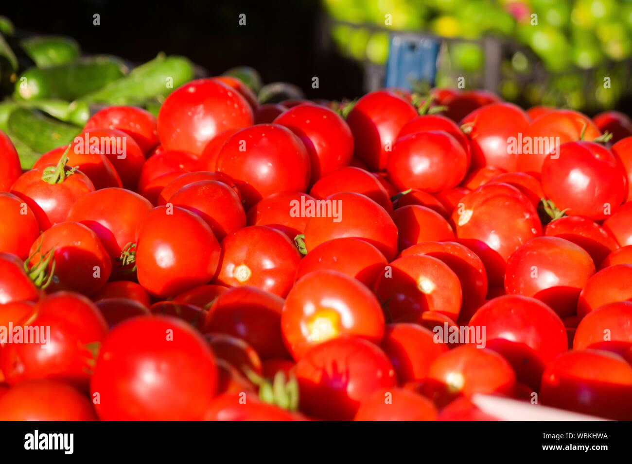 Freschi pomodori rossi in un mercato. Foto Stock