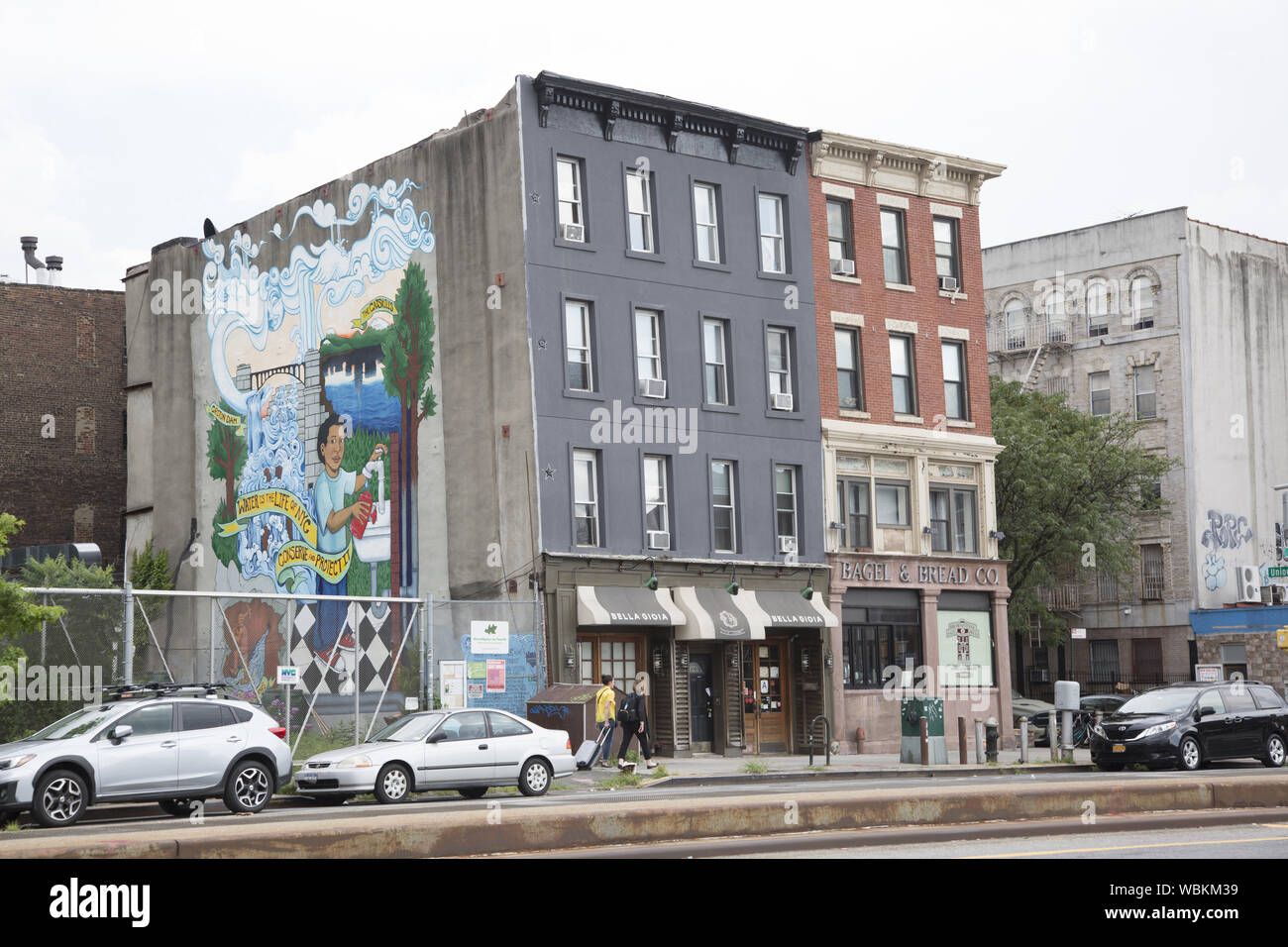 Un paio di vecchi edifici con un murale lungo la quarta Avenue nella sezione Park Slope di Brooklyn, New York. Foto Stock