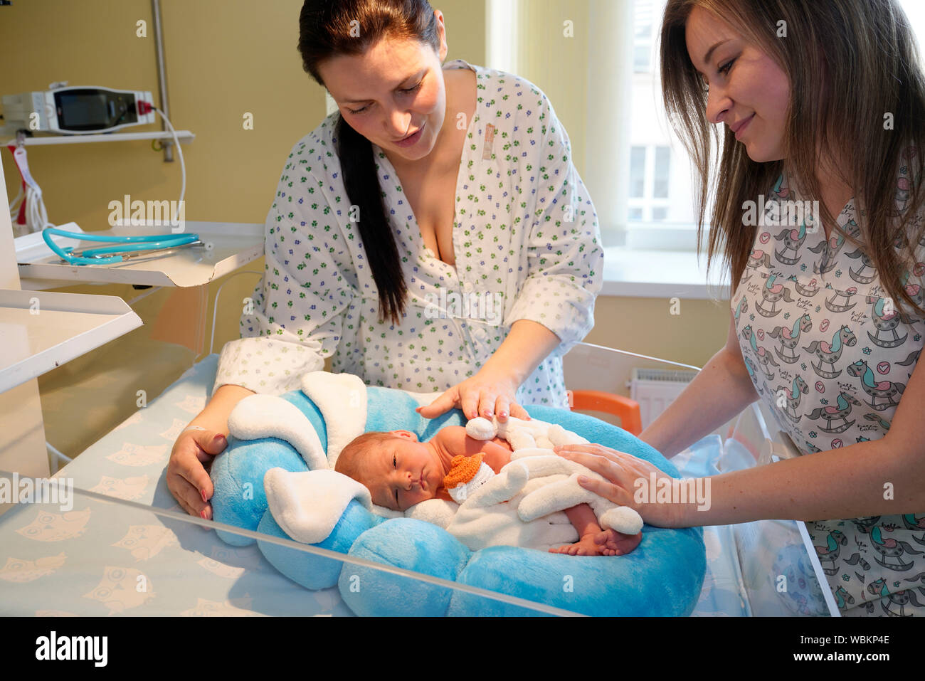 Madre con un infermiere si prende cura di neonati in terapia intensiva Foto Stock