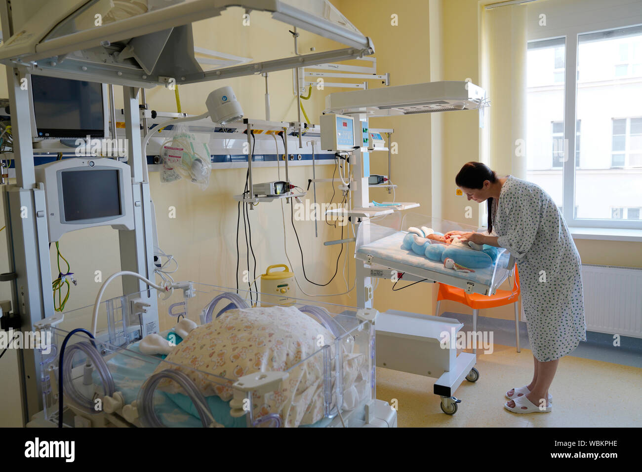 Mutter besucht Neugeborenes auf der Intensivstation, Karlsbad, Tschechien Foto Stock