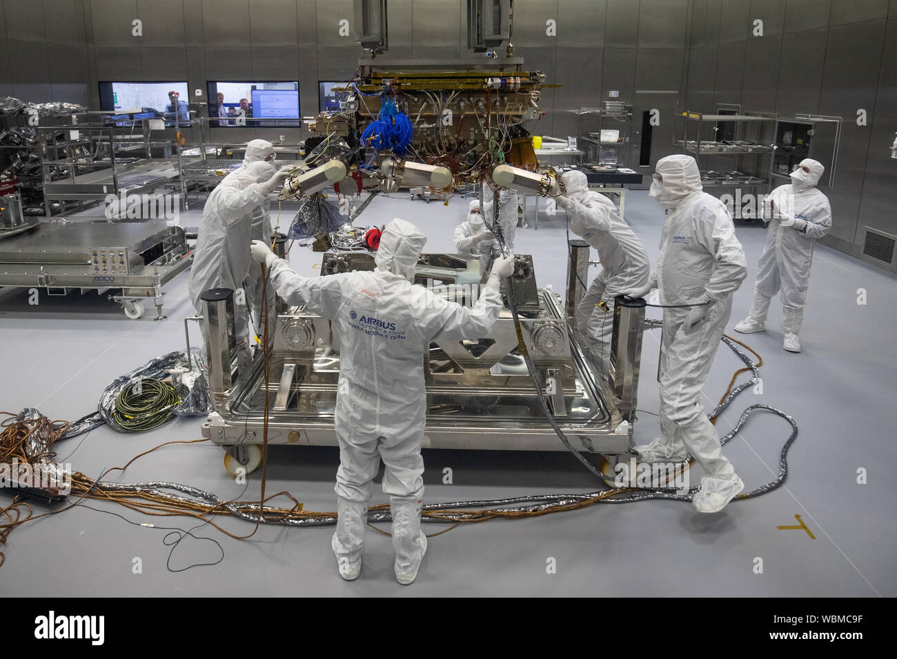 ExoMars rover dell'Agenzia spaziale europea è pronta a lasciare Airbus a Stevenage. La ExoMars 2020 rover Rosalind Franklin è la prima rover planetaria d'Europa che cercherà i segni della vita passata o presente su Marte. Foto Stock