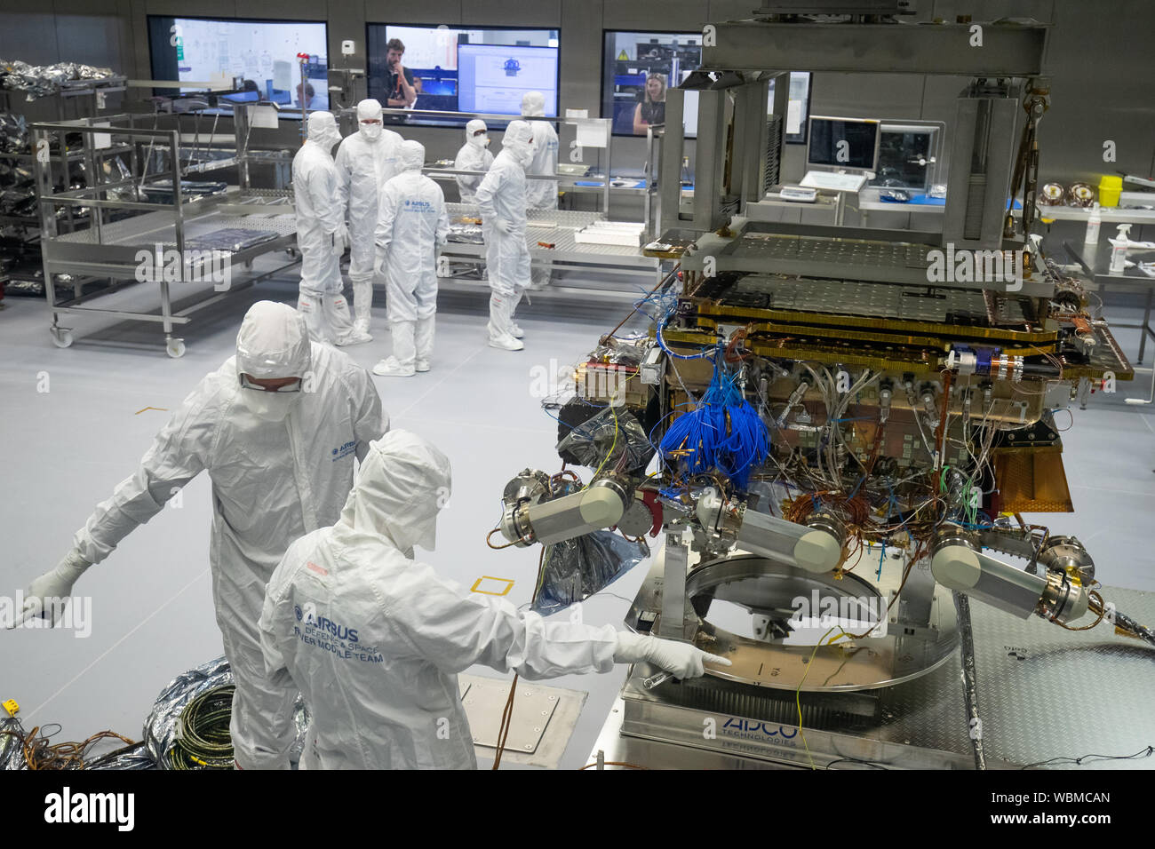 ExoMars rover dell'Agenzia spaziale europea è pronta a lasciare Airbus a Stevenage. La ExoMars 2020 rover Rosalind Franklin è la prima rover planetaria d'Europa che cercherà i segni della vita passata o presente su Marte. Foto Stock