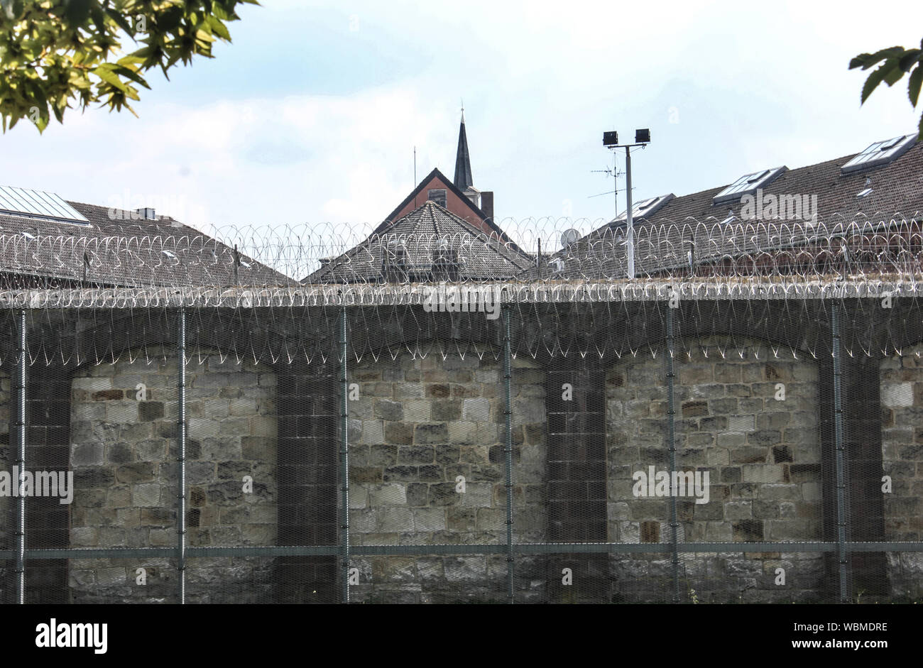 Vista dall'esterno: Muro di prigione con filo spannico. Germania, JVA Kassel. Simbolo per l'istituzione penale. Foto Stock