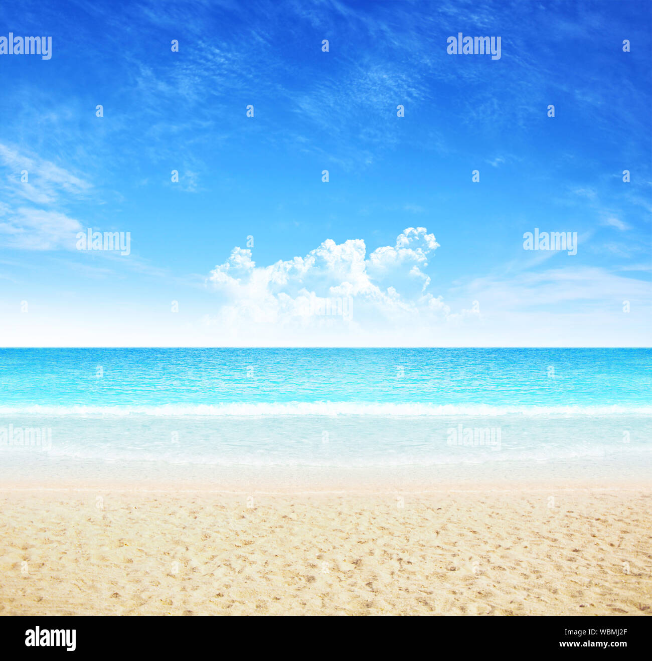 Estate sfondo spiaggia con sabbia pulita e cielo blu Foto Stock